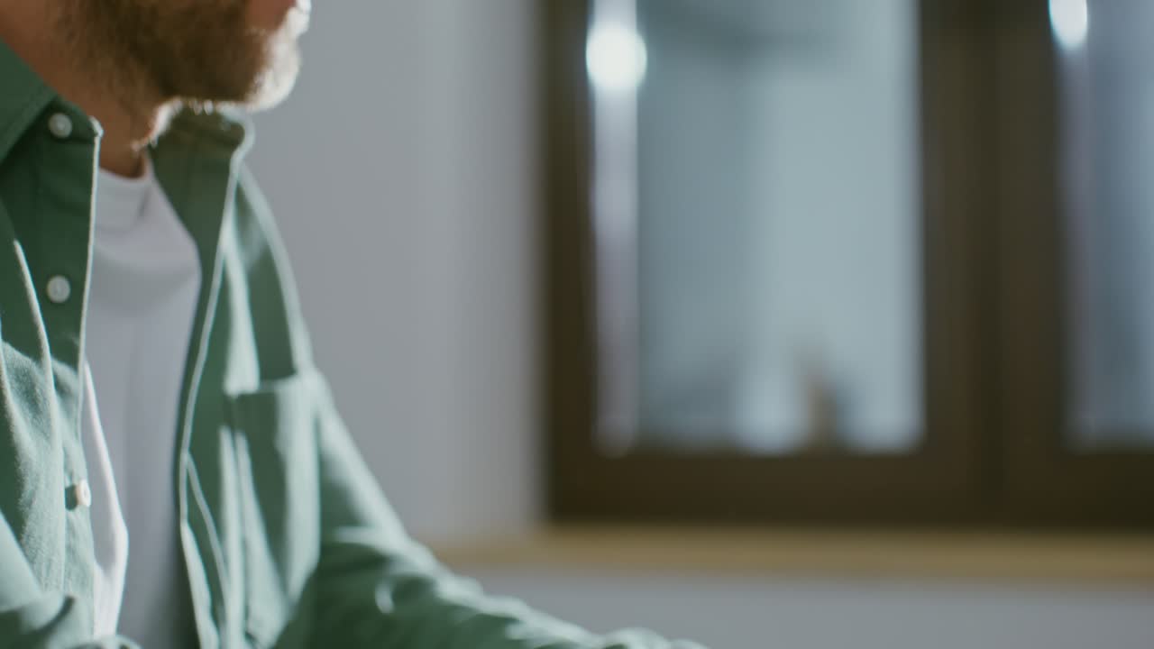 l'uomo di lavoro sul computer