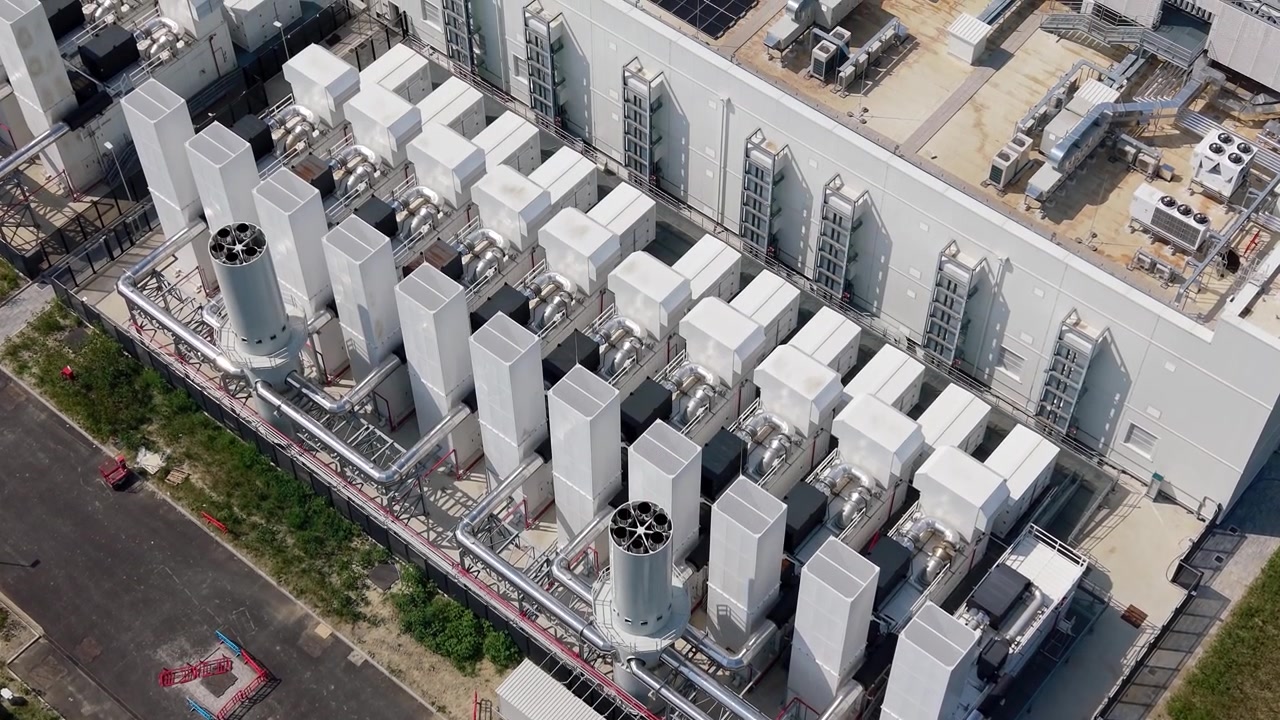 Infrastruttura di alimentazione di backup per data center con generatori diesel in Italia.
