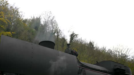 chimenea del tren de vapor, sale humo