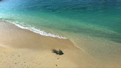 Las-Olas-Continúan-Lamiendo-La-Orilla-De-Esta-Tranquila-Playa-En-Cámara-Lenta