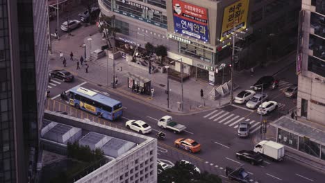 Material-De-Archivo-Del-Tráfico-De-La-Ciudad-Del-Centro-De-Seúl,-Corea-Con-El-Paisaje-Urbano-De-Los-Peatones-2