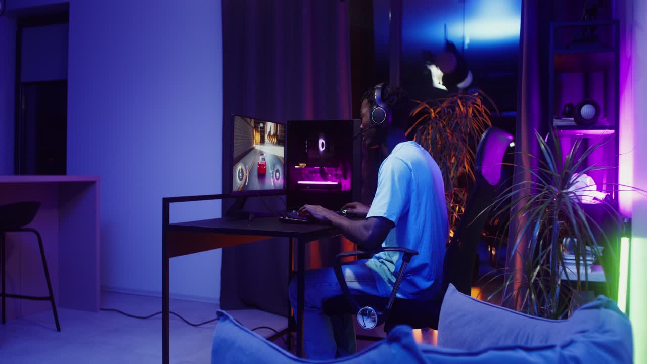 hombre jugando a videojuegos en casa