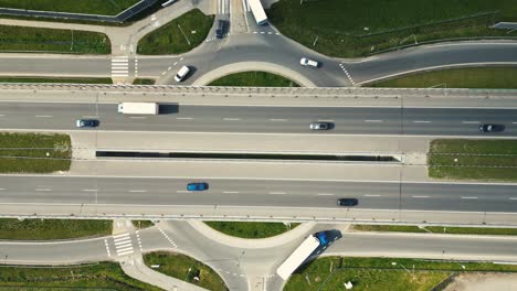 Luftdrohnenaufnahme-Einer-Mehrstufigen-Autobahnkreuzungsstraße-Mit-Fahrendem-Auto-Bei-Sonnenuntergang