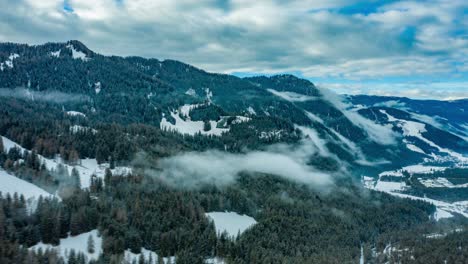 Flug-über-Das-Pederu-Tal.-Dolomiten,-Italien