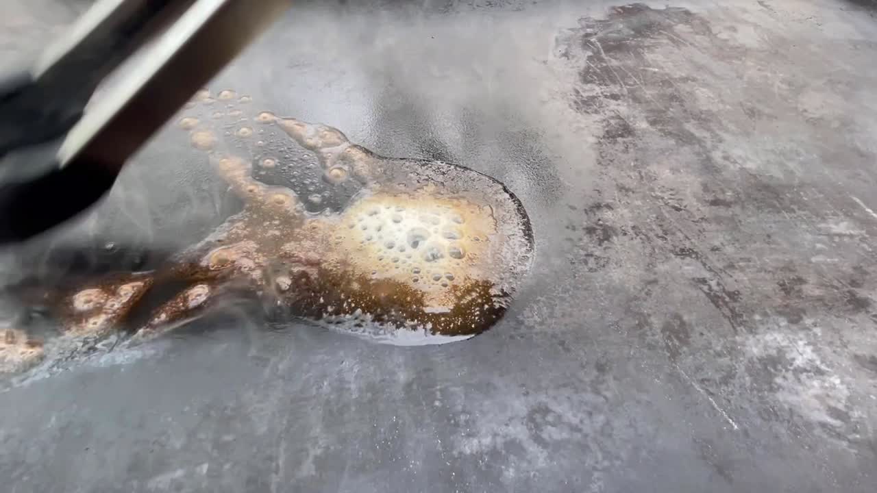 chisporroteando mantequilla derretida en la parrilla
