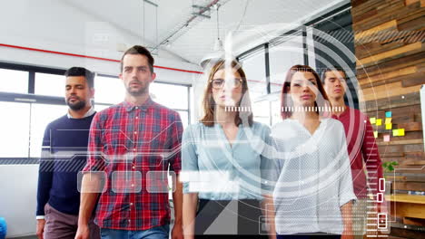 animación de datos sobre diversos colegas de negocios masculinos y femeninos que caminan en la oficina