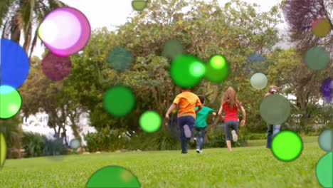 Puntos-De-Luz-De-Colores-En-Movimiento-Con-Niños-Corriendo