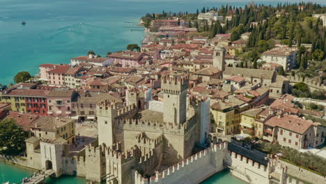 Drohnenschuss-über-Schloss-Sirmione,-Gardasee,-Italien