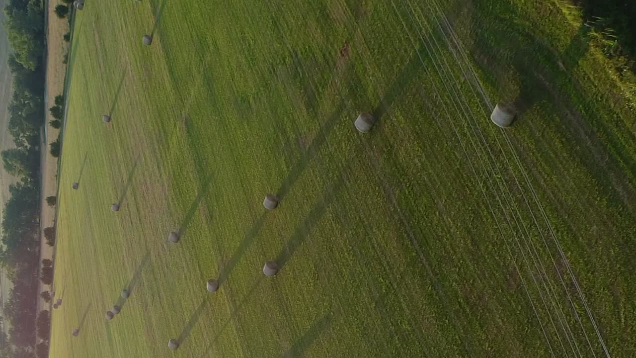 세로 형식으로 일몰 근처 중서부의 아름다운 건초밭 위로 공중 비행