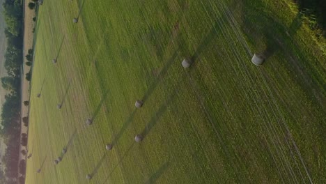 Vuelo-Aéreo-Sobre-Un-Hermoso-Campo-De-Heno-En-El-Medio-Oeste-Cerca-De-La-Puesta-De-Sol-En-Formato-Vertical