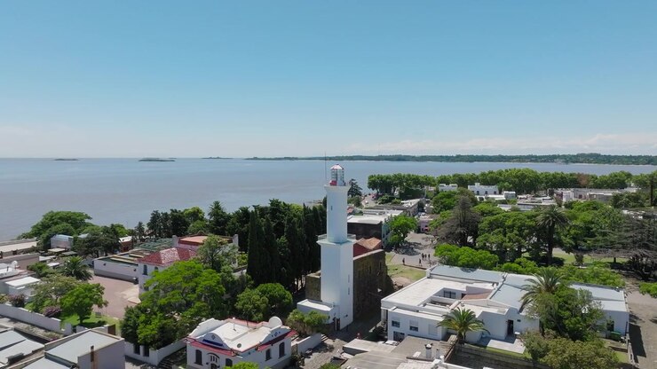 Giro di drone intorno al Faro di Colonia del Sacramento sulle rovine del convento di San Francesco Saverio.