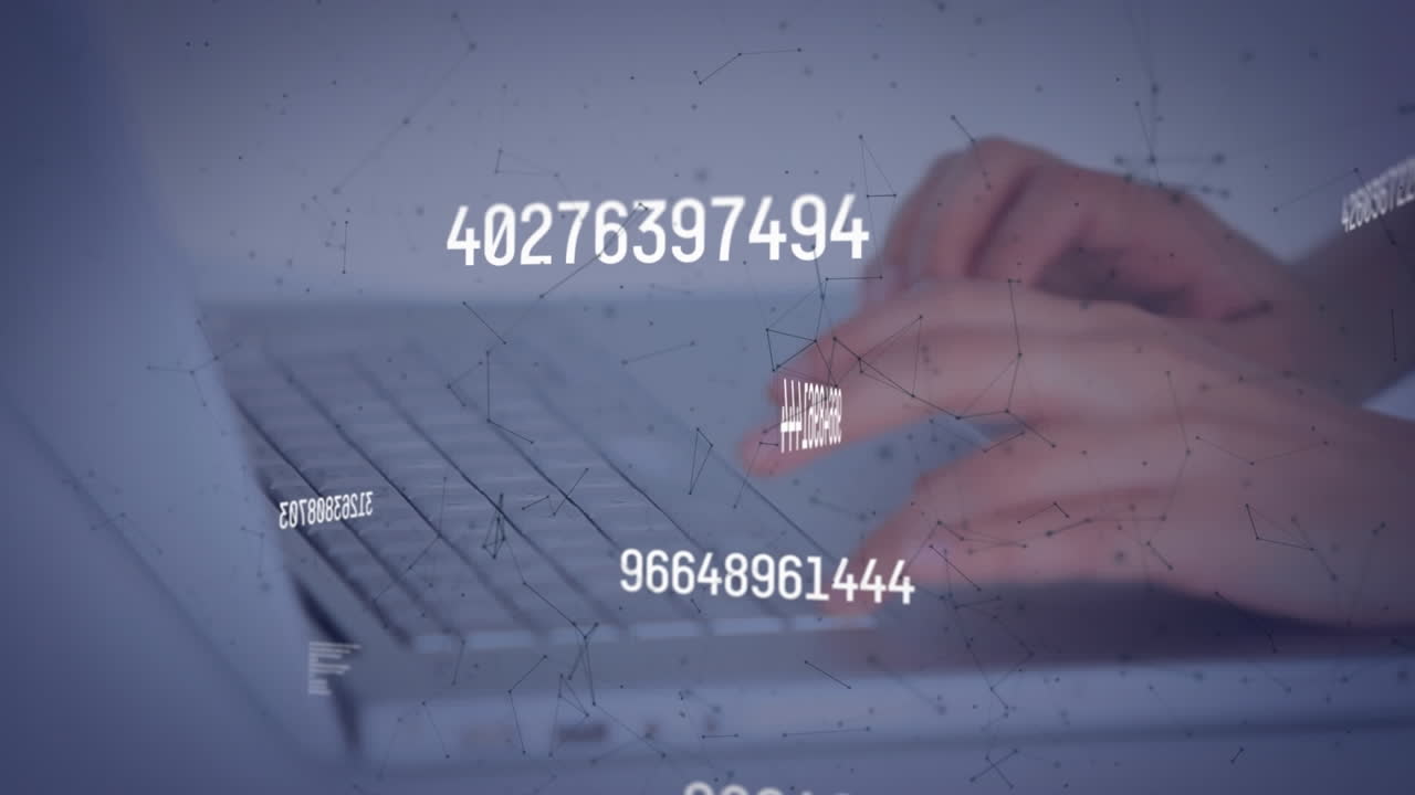 red de conexiones y múltiples números cambiantes flotando sobre la persona que utiliza una computadora portátil