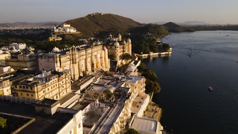 foto aérea de los edificios que se encuentran en la orilla del lago de pichola en udaipur, india