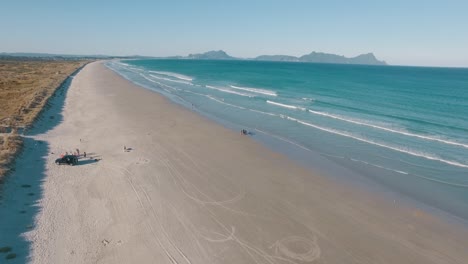 Un-Dron-Aéreo-Disparó-Sobre-La-Costa-De-Nueva-Zelanda-Empujando-Sobre-El-Hermoso-Océano-Azul