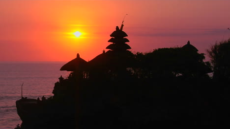 The-Pura-Tanah-Lot-Temple-Overlooks-Reflections-In-The-Ocean