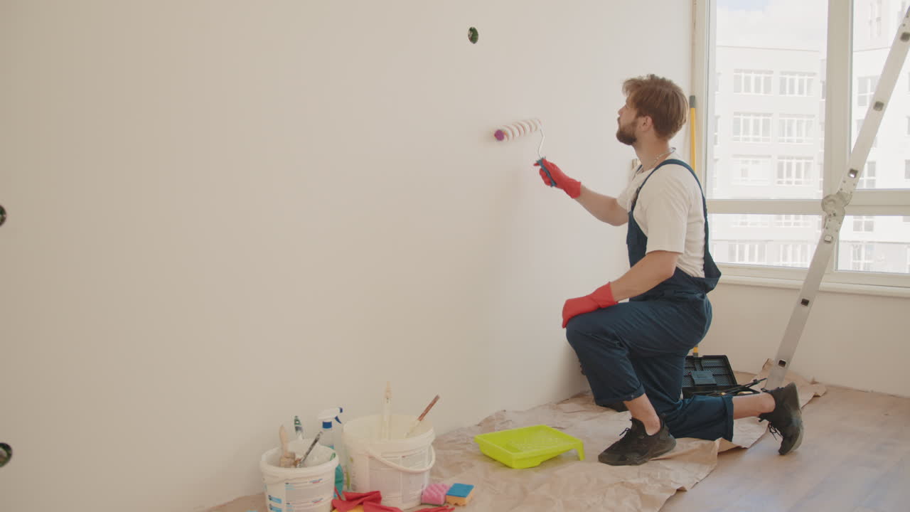 pintor pintando una pared