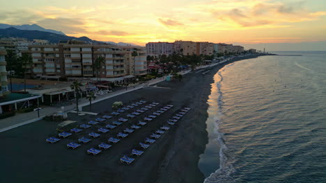 Una-Suave-Toma-Aérea-De-Una-Ciudad-Costera-Y-Camas-De-Playa-En-La-Playa-De-España