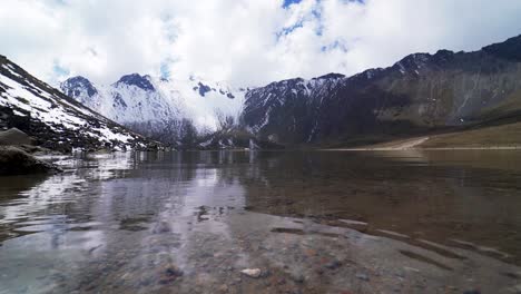 Leichter-Zoom-Out-Blick-Auf-Die-Sonnenlagune-Im-Vulkan-Nevado-De-Toluca,-Auch-Xinantecatl-Genannt,-Der-Selten-So-Schneebedeckt-Ist