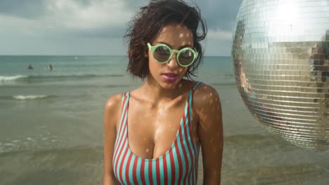 mujer bailando en la playa 23