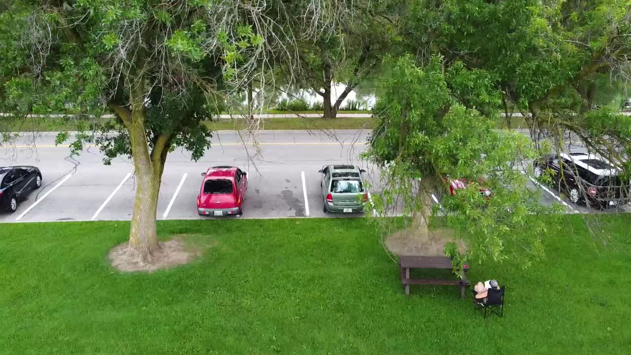 stratford에서 빅토리아 호수를 내려다보며 휴식을 취하며 책을 읽습니다.