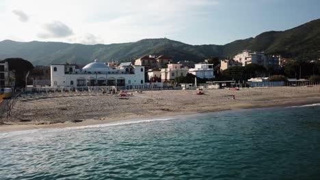 Toma-Panorámica-De-La-Costa-Italiana-Del-Mar-Mediterráneo-Durante-Una-Puesta-De-Sol