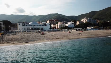 toma panorámica de la costa italiana del mar mediterráneo durante una puesta de sol