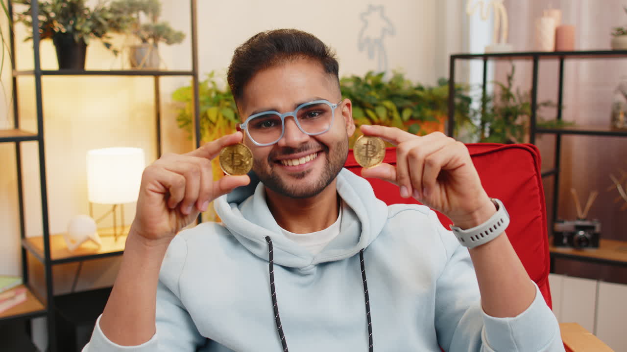 uomo indiano commerciante di azioni guadagnare bitcoins online monitoraggio operazioni di trading mining tenere monete btc