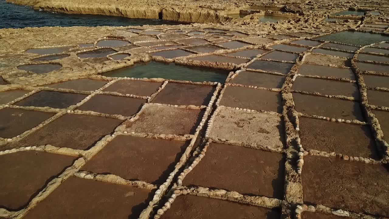 vista aérea de las salinas en la bahía de xwejni, gozo, malta