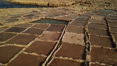 Vista-Aérea-De-Las-Salinas-En-La-Bahía-De-Xwejni,-Gozo,-Malta