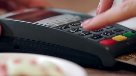 Pago-Con-Tarjeta-De-Crédito-En-Cafetería.-Mano-De-Mujer-Introduzca-El-Código-PIN-En-El-Terminal-De-Pago