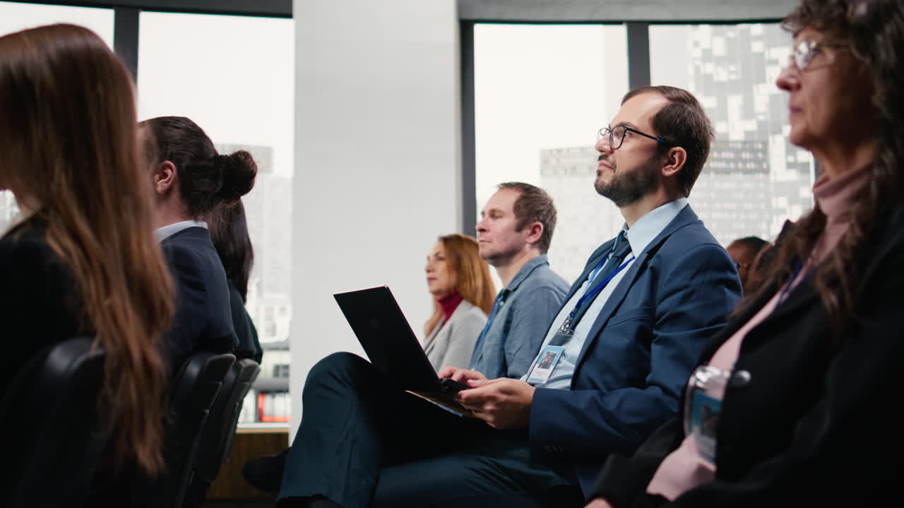 Un consulente aziendale prende appunti sul portatile durante un evento di una conferenza internazionale