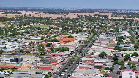 Antenne-Neben-Zwei-Telekommunikationstürmen-Und-Entlang-Der-Yarrawonga-Hauptstraße-Mit-Autos-Und-Gebäuden