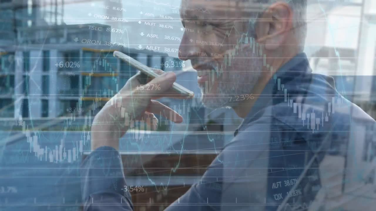 animación del globo y gráficos sobre un hombre caucásico feliz usando un teléfono inteligente