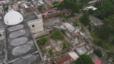 Aerial-footage-showing-the-inside-atrium-of-an-old-crumbling-cathedral-in-Antigua,-Guatemala