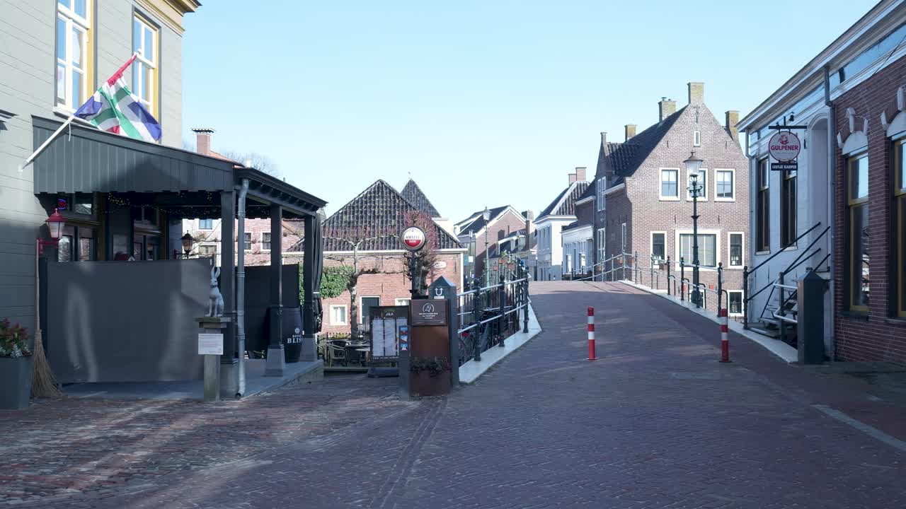 Sonniger Tag in einer friedlichen historischen europäischen Stadt mit Kopfsteinpflasterstraße.
