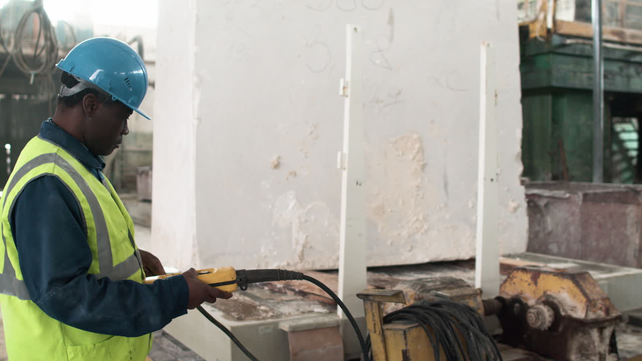 대리석 조각 을 운반 하는 사람