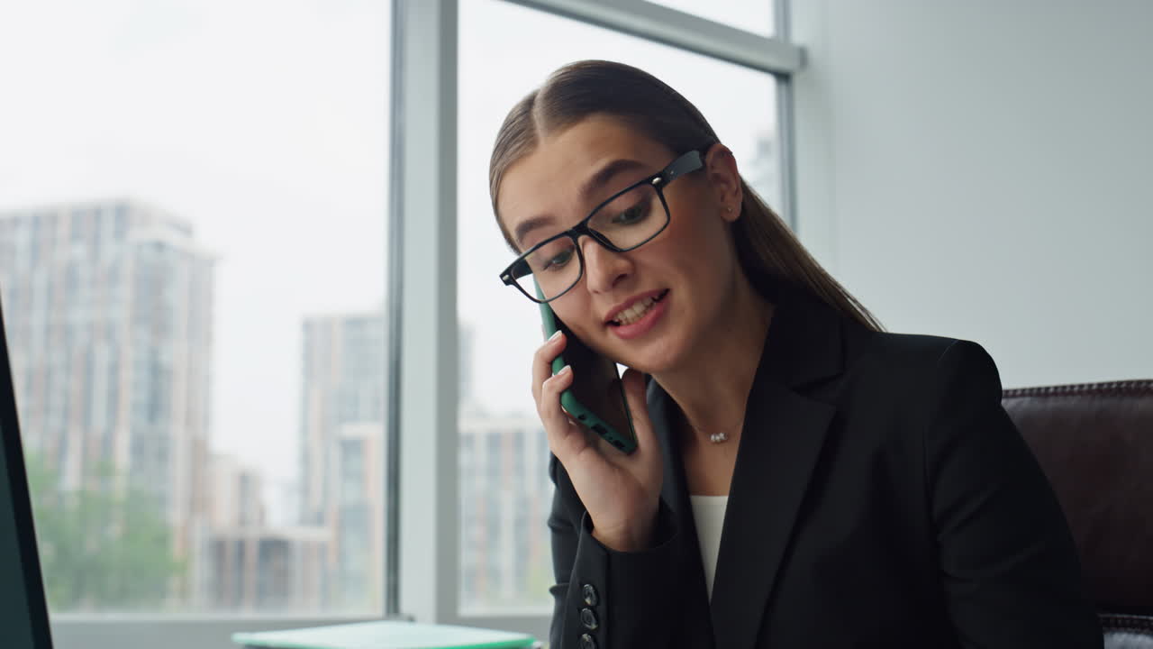 empresario sonriente hablando por teléfono móvil retrato. mujer de oficina emocionada hablando