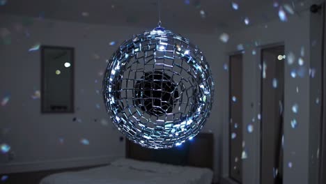 bola de discoteca en una habitación por la noche