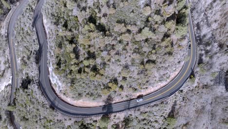 carretera de retorno con coches que conducen en la autopista 89a en sedona, arizona con video de drones por encima de la cabeza moviéndose hacia adelante
