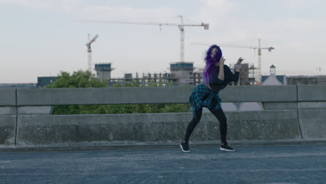 Mujer-Bailando-Hermosa-Joven-Bailarina-Realizando-Baile-Callejero-De-Estilo-Urbano-En-La-Ciudad-Practicando-Movimientos-De-Estilo-Libre-Con-Cabello-Morado