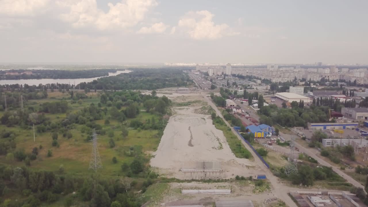 construcción de una carretera de circunvalación para el transporte cerca de las afueras de la ciudad. sitio de construcción. vista aérea. línea de la ciudad con la naturaleza y los edificios