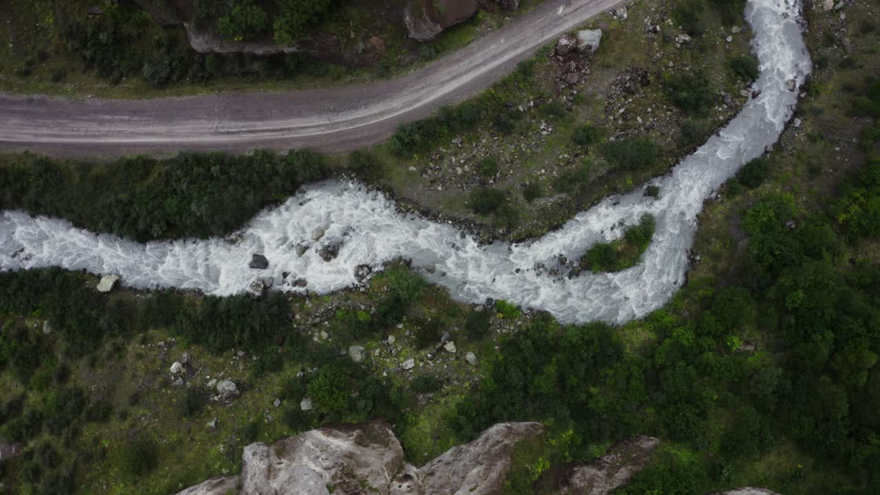 el río y el camino desde arriba