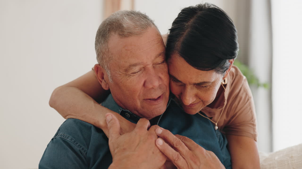 tristeza, abrazo de apoyo o problema de pareja mayor
