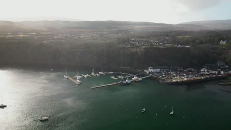 Kreisförmige-Luftaufnahme-Des-Hafens-Von-Tobermory-Mit-Booten-Im-Wasser