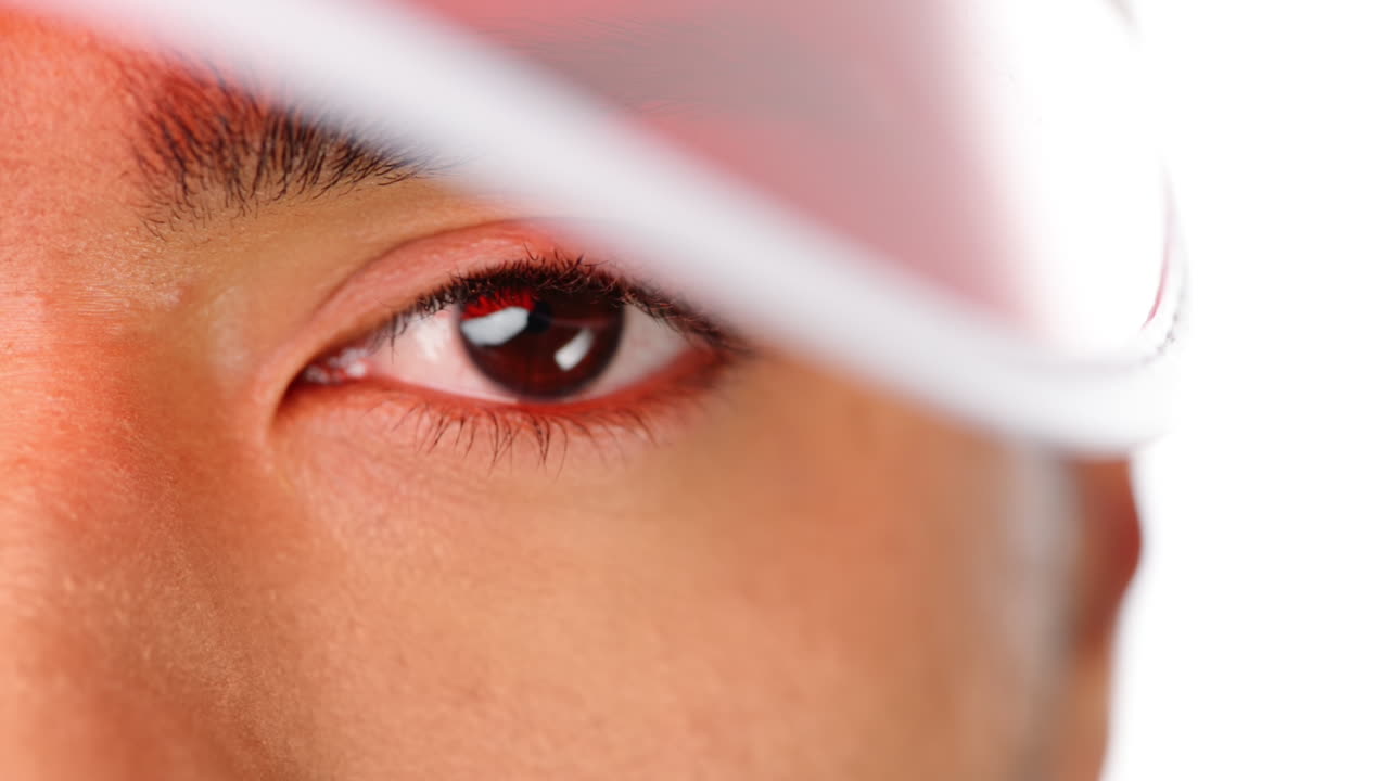 순수한 흰색 배경에 고립 된 눈 문자 시리즈를 닫습니다