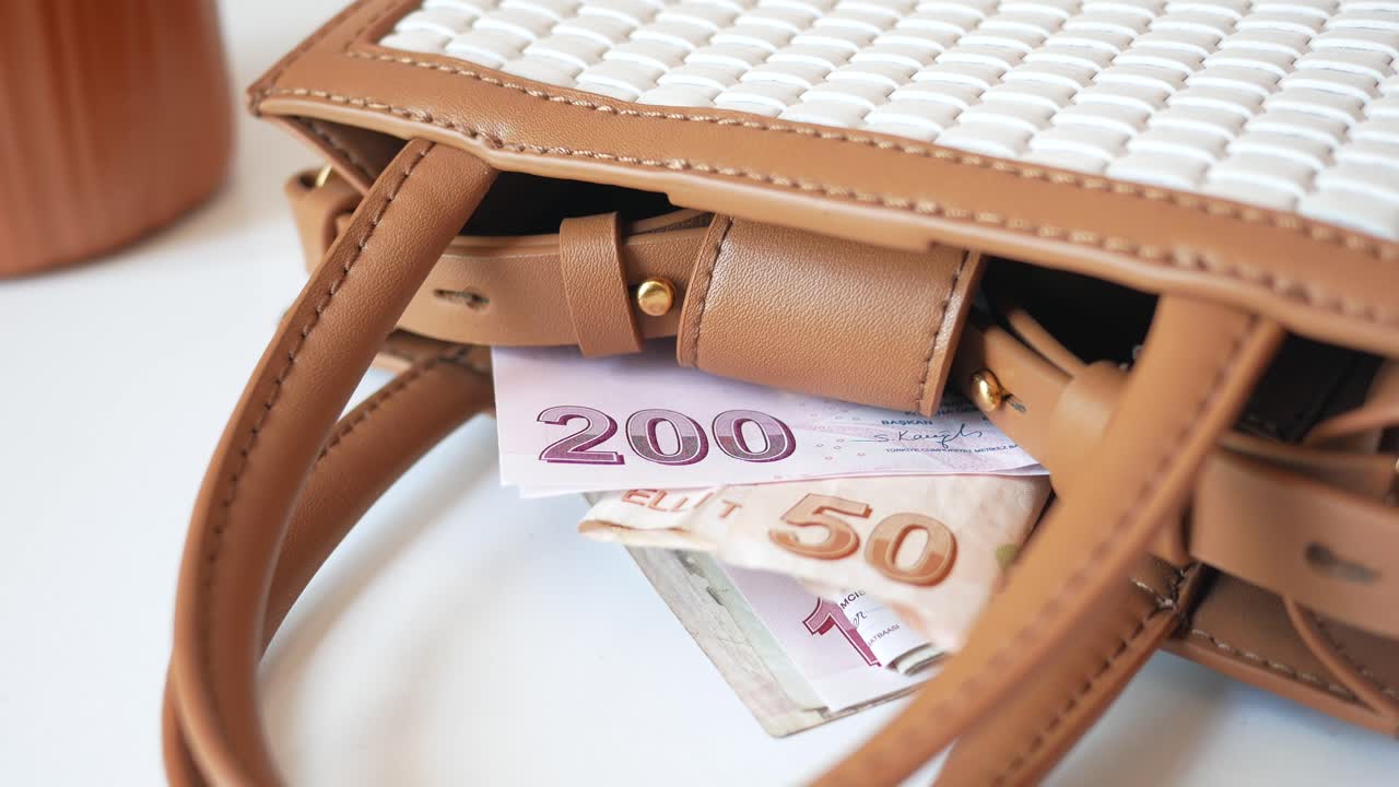 Masanın üzerinde kadın deri cüzdanda nakit para.