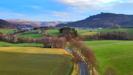 Frühes-Morgenlicht-In-Bruchhausen-An-Den-Steinen:-Eine-Luftaufnahme-Der-Landschaft-Und-Kleinstraße-Hochsauerland