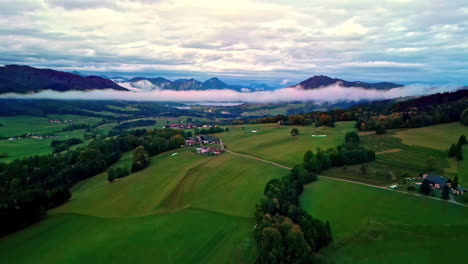 Malerische-Siedlungen-Inmitten-Grüner,-Frischer-Natur-Bei-Sonnenaufgang