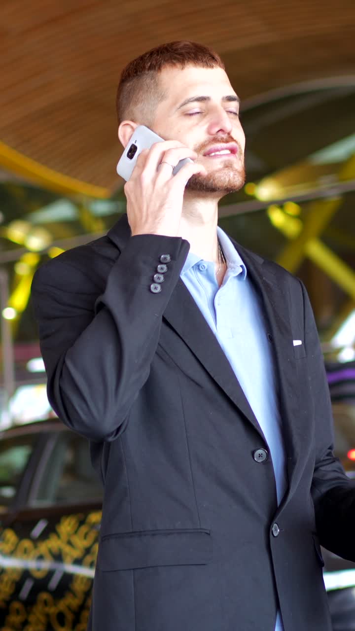 Hombre en traje usando el teléfono en el aeropuerto