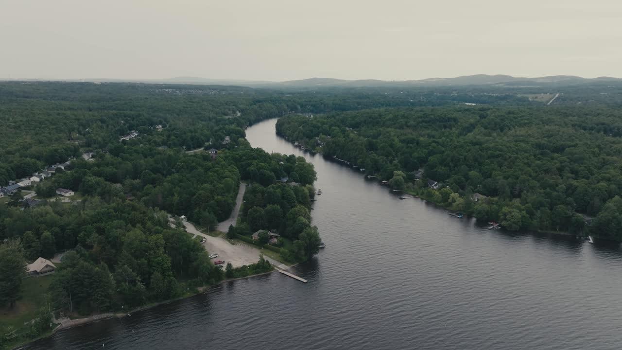 el río magog y los árboles del denso bosque cerca de sherbrooke, quebec, canadá